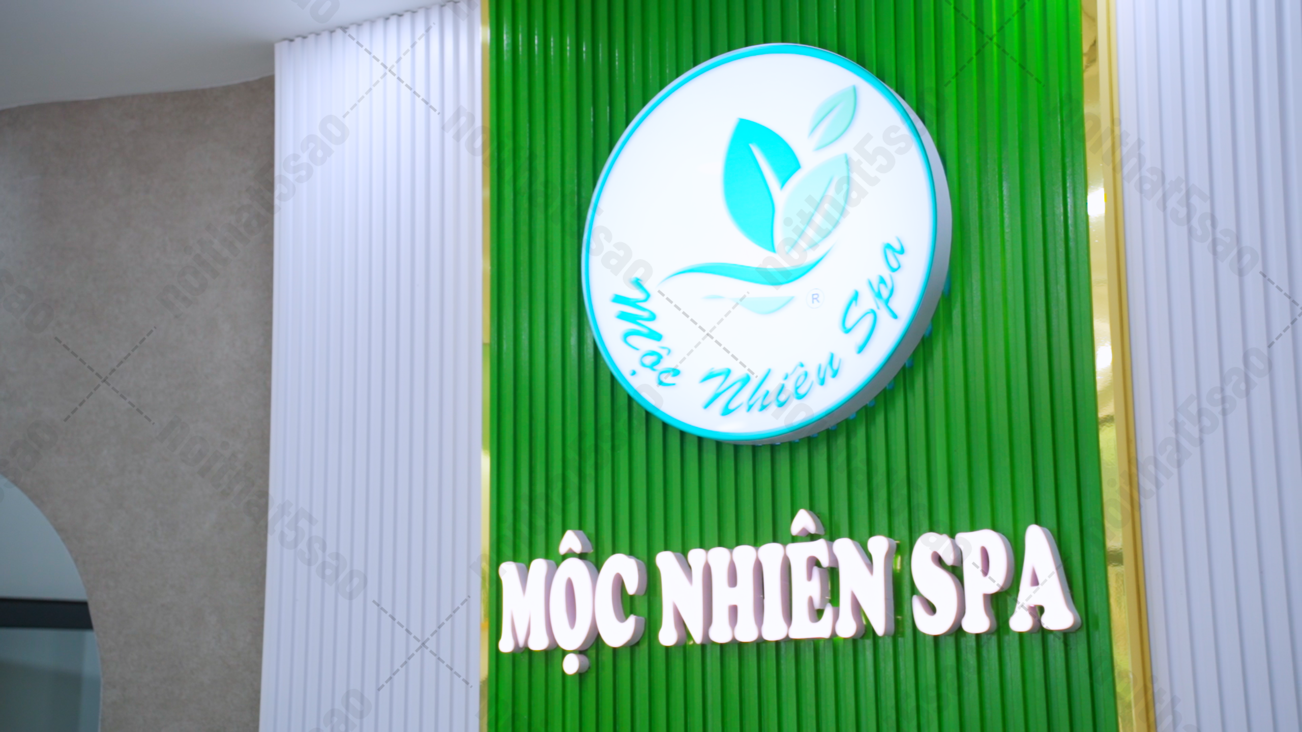 Thi công thiết kế nội thất cửa tiệm