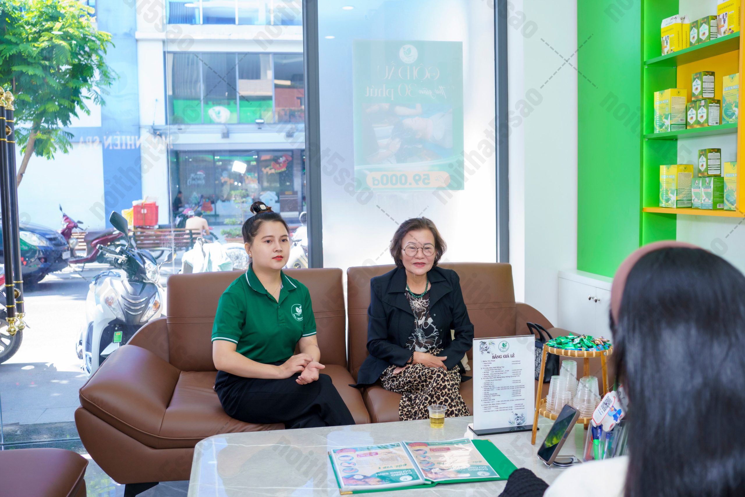 Thi công thiết kế nội thất cửa tiệm 