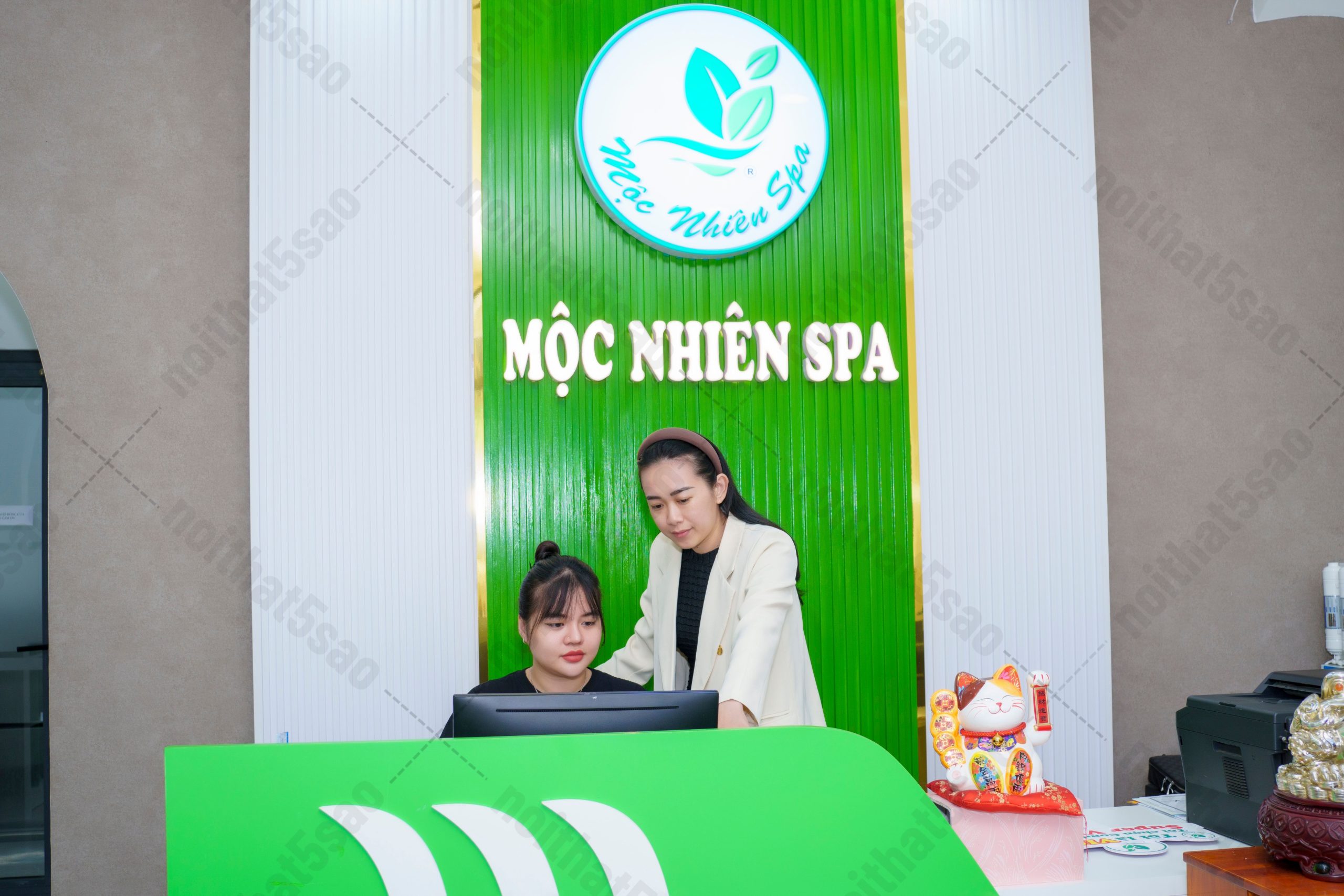 Thi công thiết kế nội thất cửa tiệm
