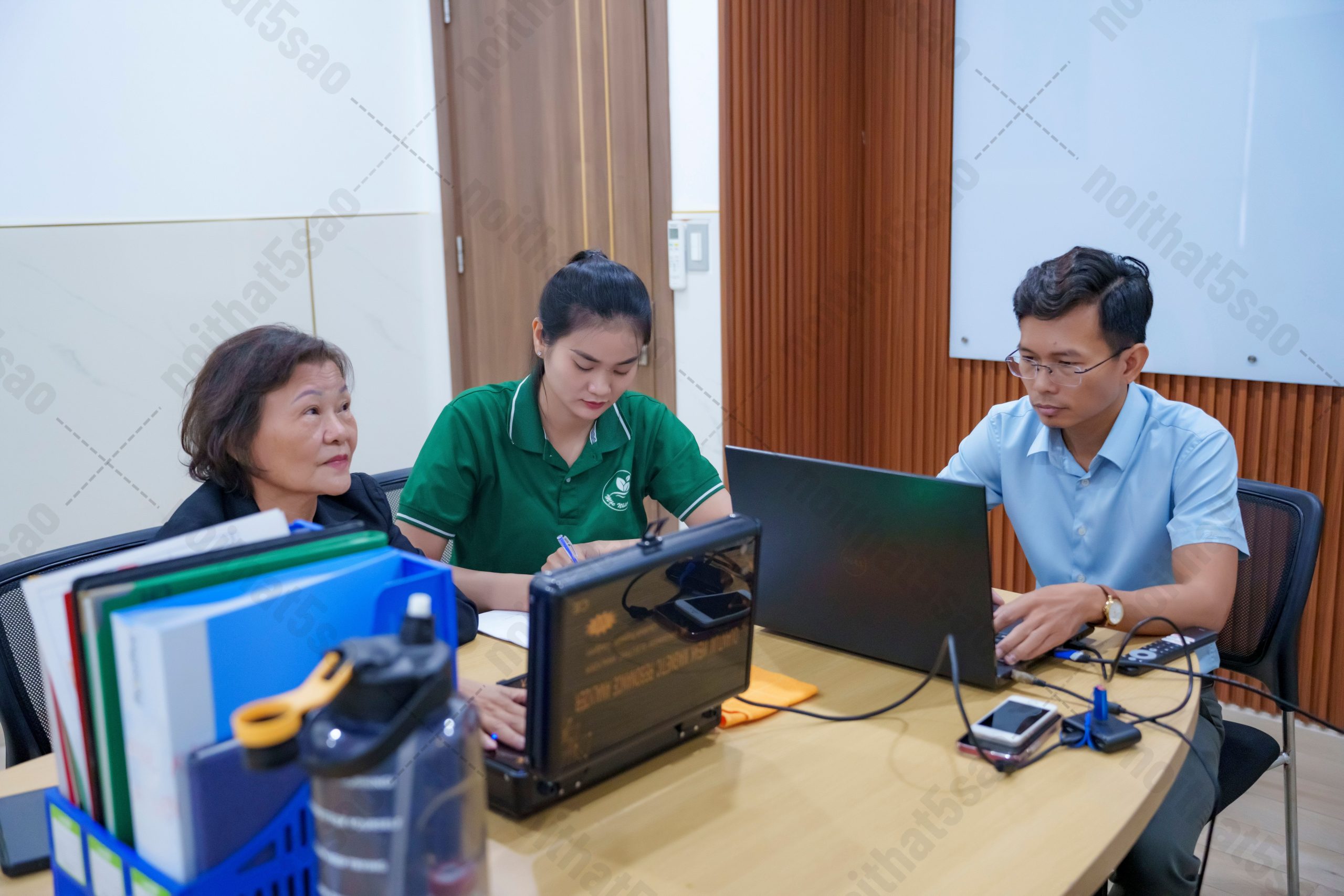 Thi công thiết kế nội thất cửa tiệm 